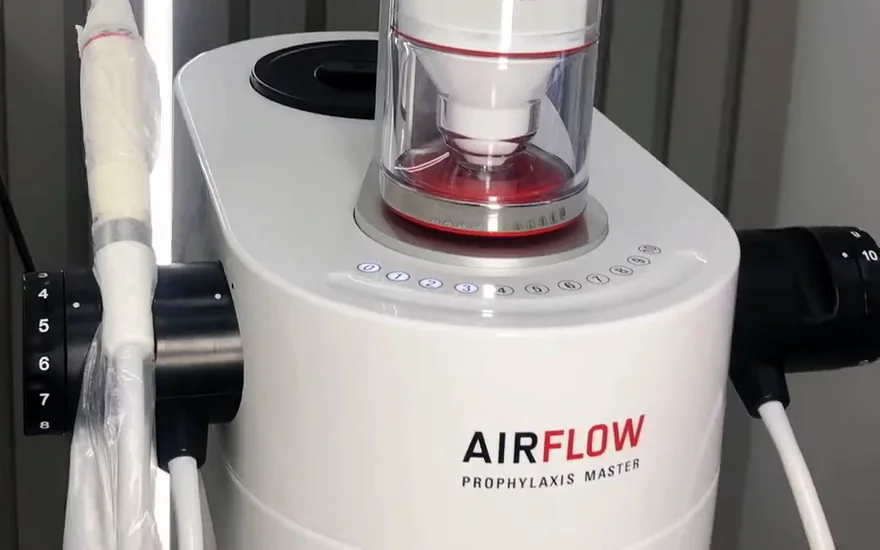 Aparelho AirFlow Prophylaxis Master, da EMS, na sala de atendimento da clínica.